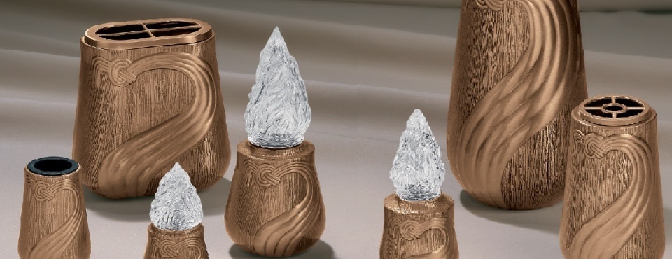 Vasi e lampade votive in bronzo decorato, con fiamme in vetro