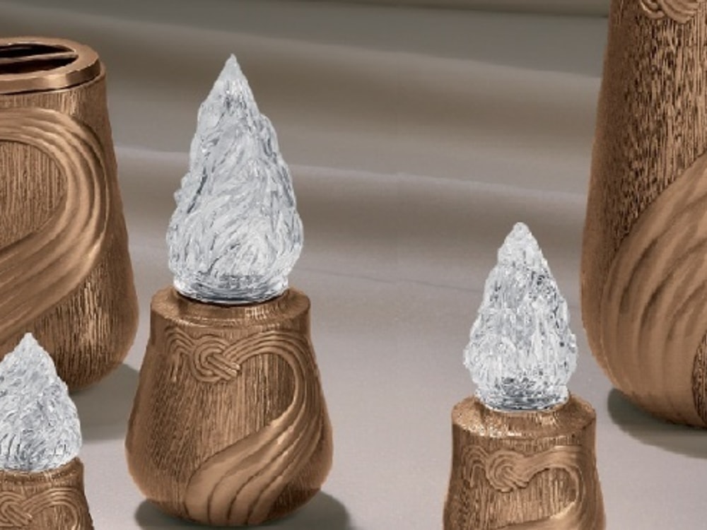 Vasi e lampade votive in bronzo, con fiamme in vetro